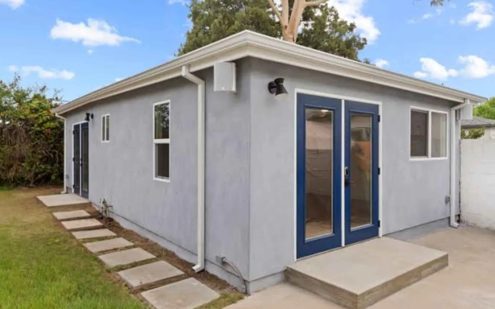 Partial garage conversion keeping parking and storage space