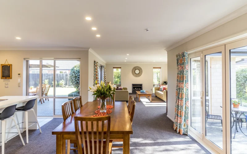interior-with-bid-dining-room-modern-private-house